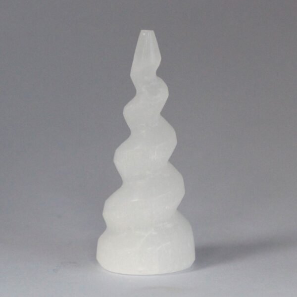 bG9jYWw6Ly9tZWRpYS9TSi84Qy82MFIzMEMxRzZNVks4Q1NKLzhlYTcxZDk3LmpwZWc.jpg Torre de Cuerno de Unicornio Espiral de Selenita - 10 cm