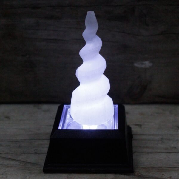 bG9jYWw6Ly9tZWRpYS9TTS84Qy82MFIzMEMxRzZNVks4Q1NNLzQwNTljMDhmLmpwZWc.jpg Torre de Cuerno de Unicornio Espiral de Selenita - 10 cm