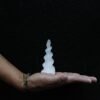 bG9jYWw6Ly9tZWRpYS9TUC84Qy82MFIzMEMxRzZNVks4Q1NQLzQ0MWE5NzVmLmpwZWc.jpg Torre de Cuerno de Unicornio Espiral de Selenita - 10 cm