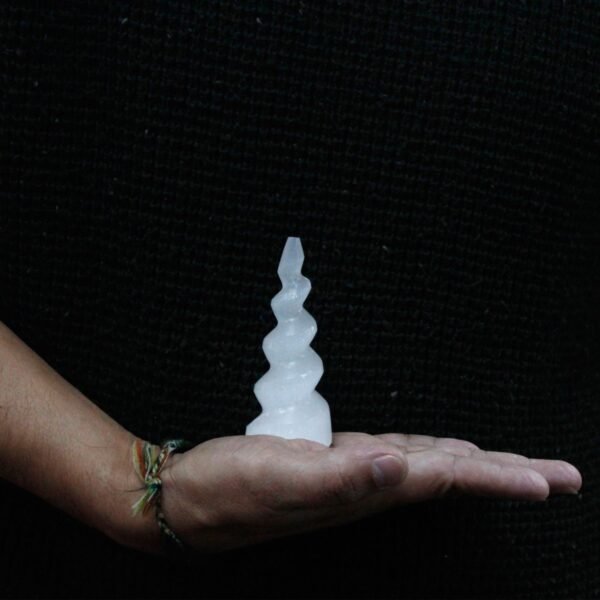 bG9jYWw6Ly9tZWRpYS9TUC84Qy82MFIzMEMxRzZNVks4Q1NQLzQ0MWE5NzVmLmpwZWc.jpg Torre de Cuerno de Unicornio Espiral de Selenita - 10 cm